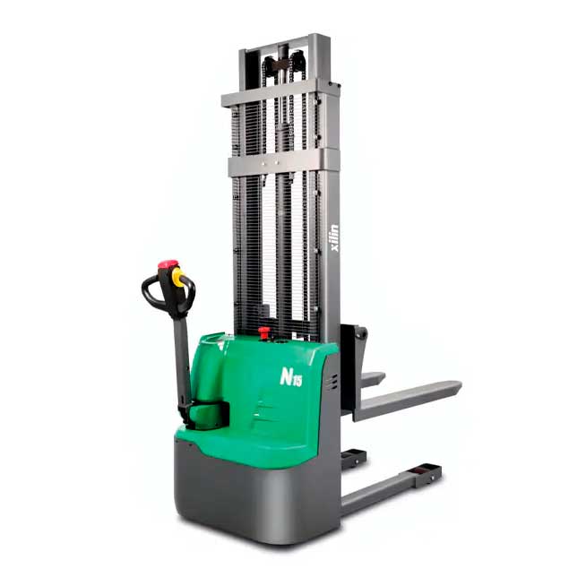Apilador eléctrico con batería de litio para manejo y elevación de carga. Ideal para bodegas y logística interior. 
