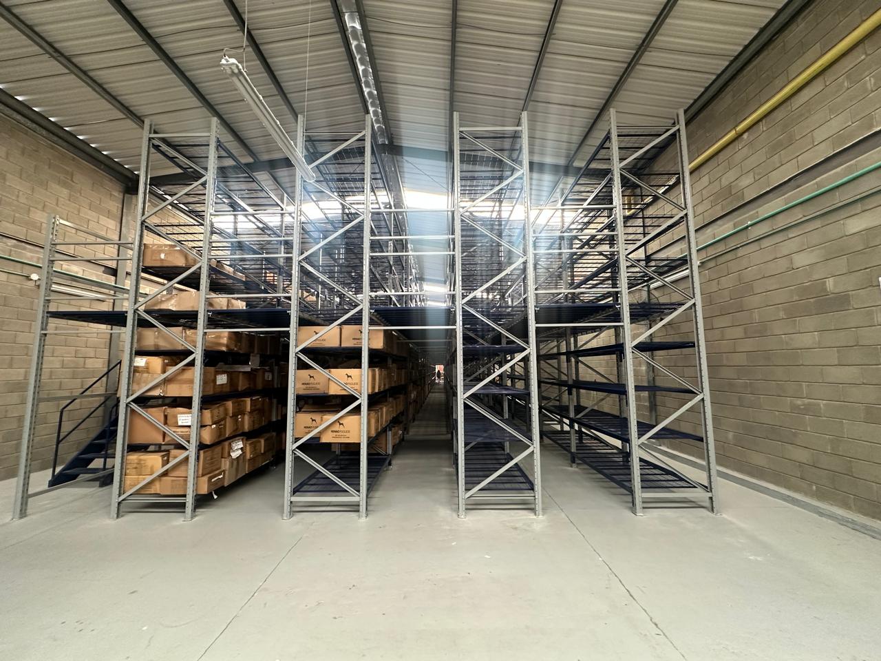 Sistema de estanterías industriales multinivel y mezanine metálico para optimización de almacenamiento en bodega - Markem Espacio Inteligente 