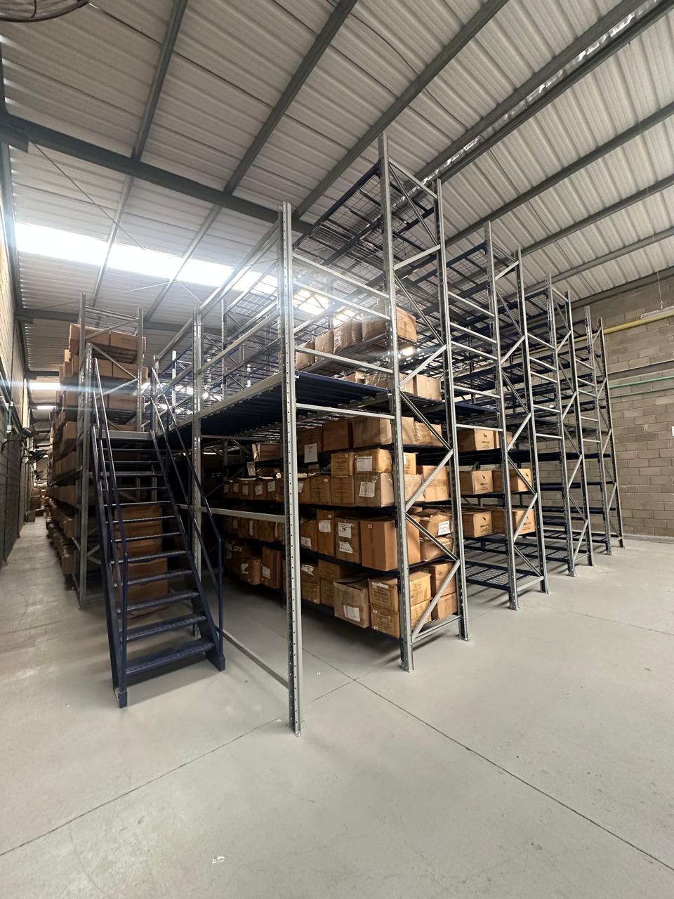 Infraestructura de almacenamiento vertical con estanterías de picking y escalera de acceso para gestión de inventarios logísticos - Markem Espacio Inteligente